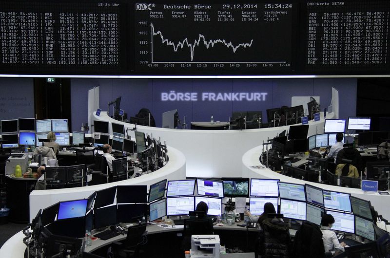 © Reuters. Las bolsas europeas cierran 2014 con ligero alza tras rebote de última hora