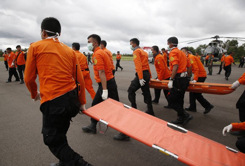 © Reuters. Un chaleco salvavidas plantea dudas sobre el accidente del avión de AirAsia