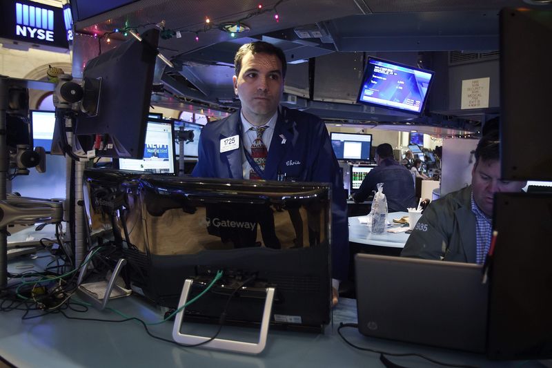 © Reuters. Traders work on the floor of the New York Stock Exchange in New York