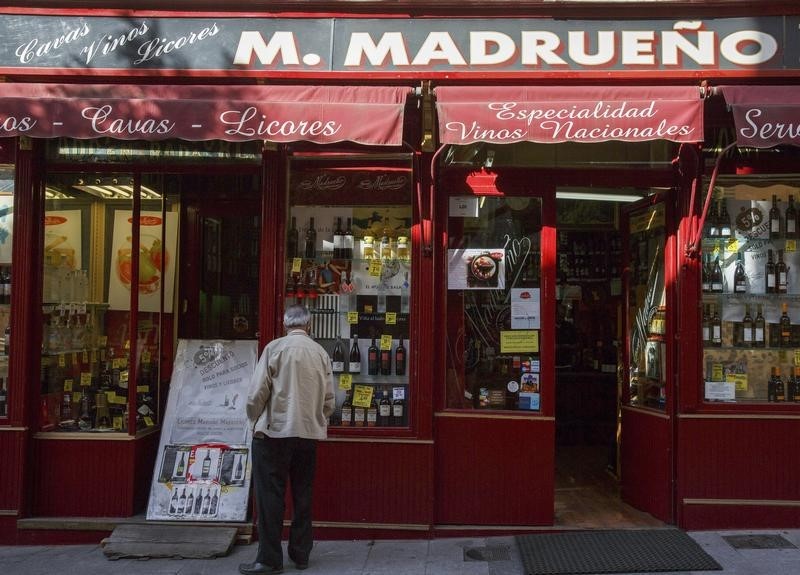 © Reuters. La revisión de los alquileres amenaza al pequeño comercio en España 