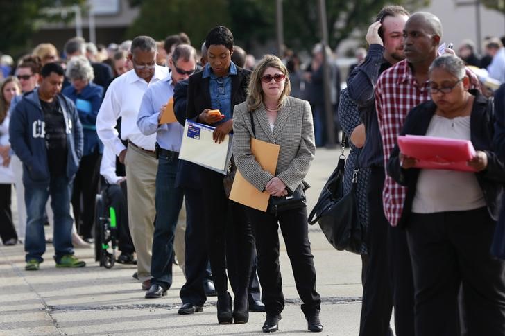 © Reuters. People wait in line to enter the Nassau County Mega Job Fair at Nassau Veterans Memorial Coliseum in Uniondale, New York