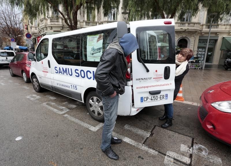 © Reuters. MANUEL VALLS FORME POUR 2015 DES VOEUX DE "SOLIDARITÉ"