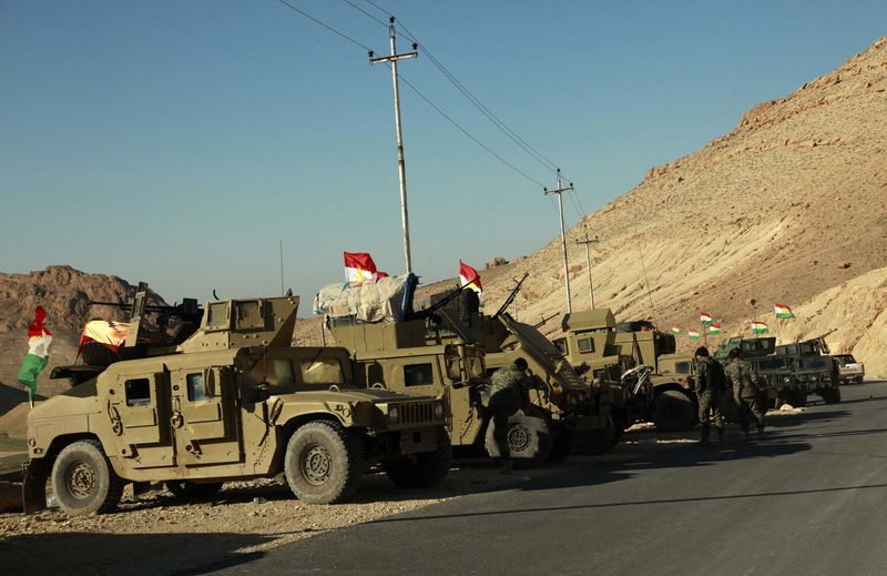 © Reuters. Military vehicles of Kurdish security forces are seen at Mount Sinjar, in the town of Sinjar