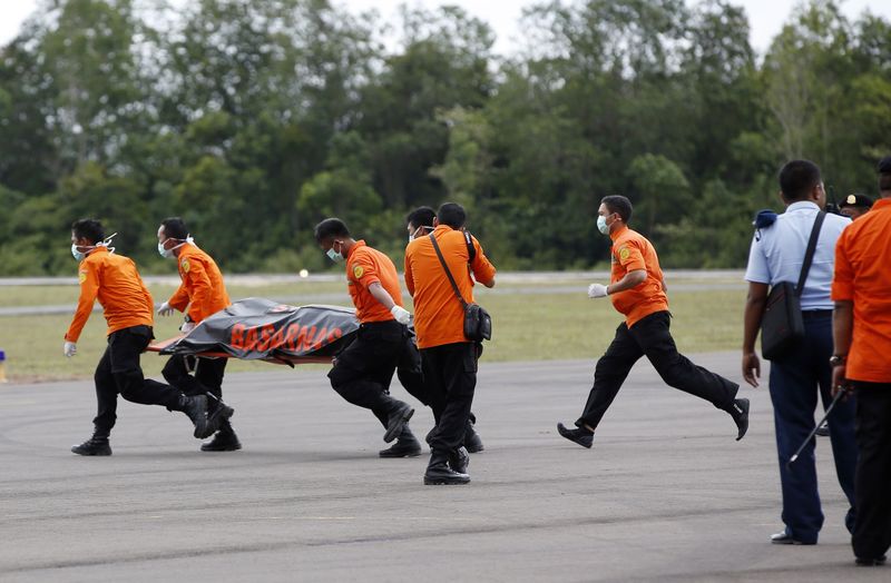 © Reuters. Ninguno de los cuerpos recuperados del AirAsia llevaba chaleco salvavidas 