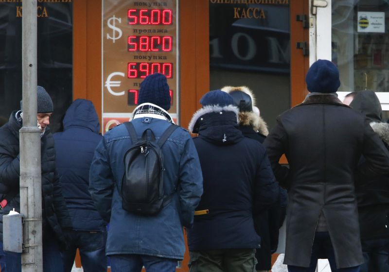 © Reuters. People queue to enter a currency exchange office in Moscow