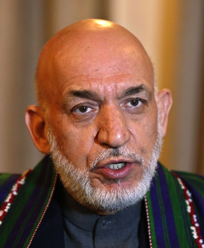 © Reuters. كرزاي يقول إنه يلتقي بالرئيس الأفغاني ويقدم له النصح "كل يوم تقريبا"
