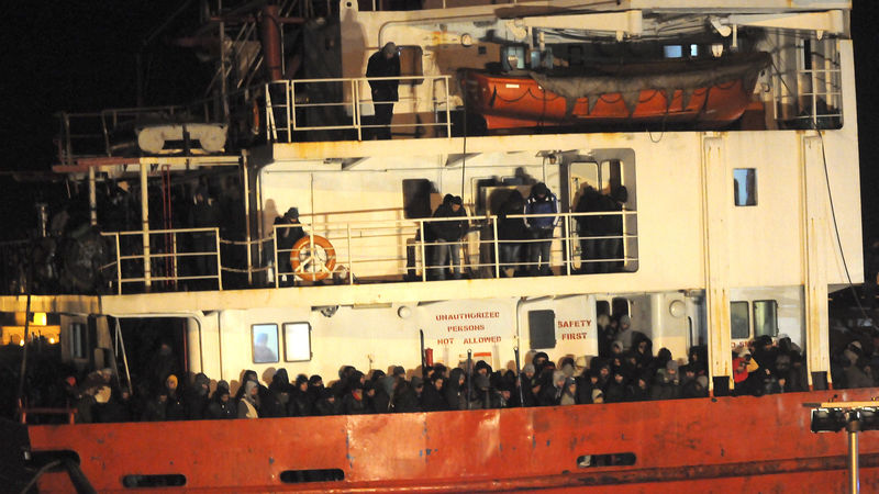 © Reuters. Cargueiro Blue Sky M com imigrantes chega ao sul da Itália