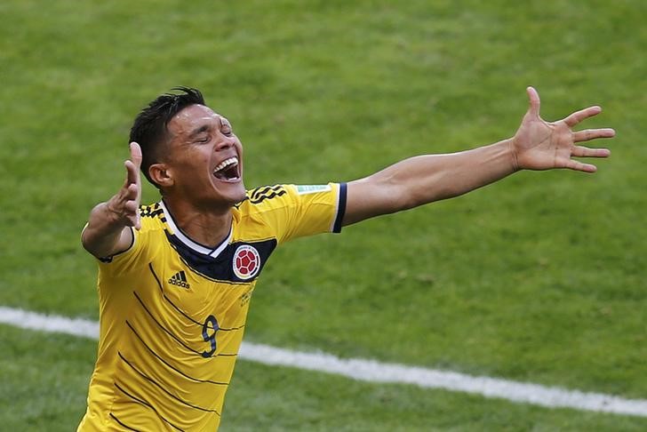 © Reuters. Colombiano Teófilo Gutiérrez comemora gol durante Copa do Mudo