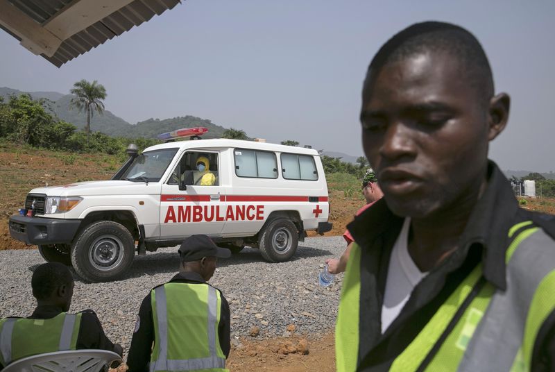 © Reuters. Ambulância transporta novo paciente com Ebola em Serra Leoa