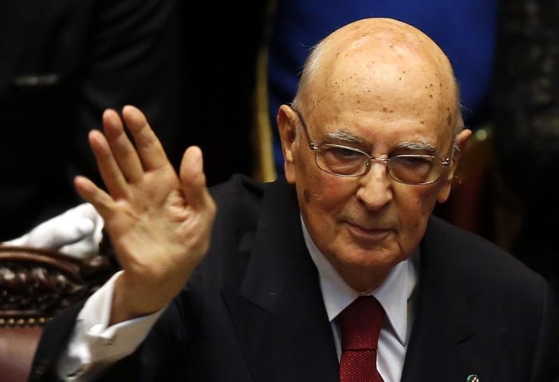 © Reuters. Presidente da Itália, Giorgio Napolitano, acena em Roma