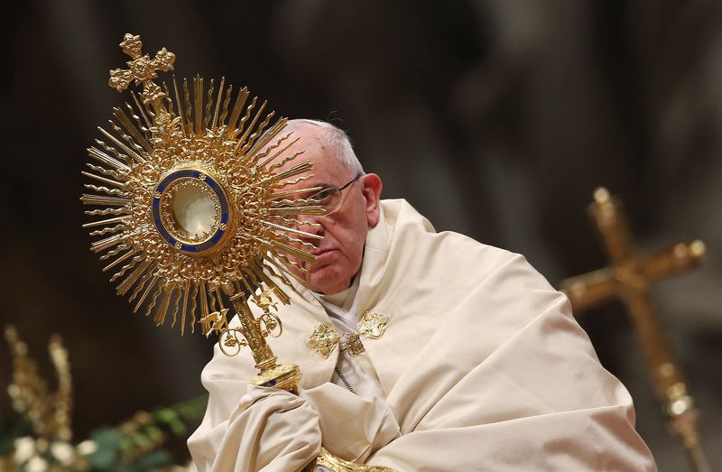 © Reuters. Papa Francisco durante missa no Vaticano