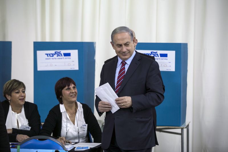 © Reuters. Israel's PM Netanyahu casts his ballot for the Likud primary at a polling station in Jerusalem