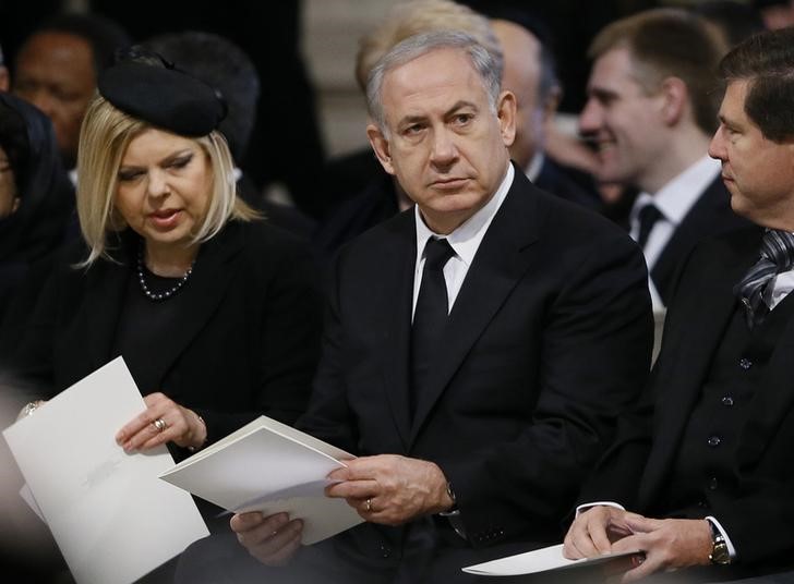 © Reuters. Israel's Prime Minister Netanyahu and his wife Sara attend the funeral service of former British prime minister Thatcher at St Paul's Cathedral in London