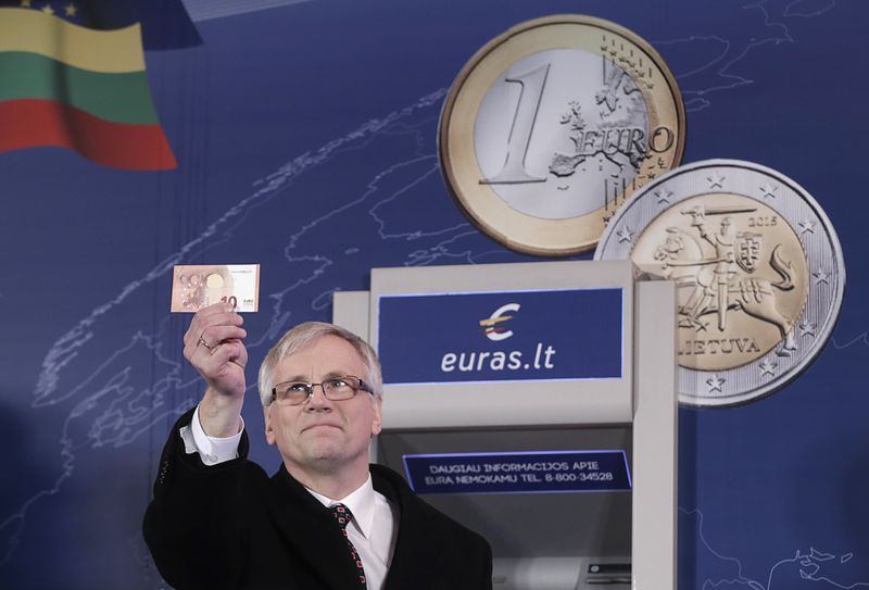 © Reuters. ليتوانيا تنضم إلى منطقة اليورو مع تصاعد التوتر مع جارتها روسيا