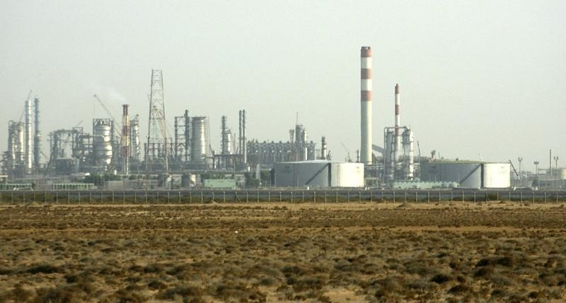 © Reuters. مصادر: السعودية تعلق خطة لبناء محطة للوقود النظيف في مصفاة راس تنورة