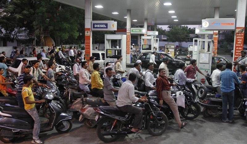 © Reuters. الهند ترفع رسوم البنزين والديزل على المصانع لتمويل مشاريع للبنية التحتية
