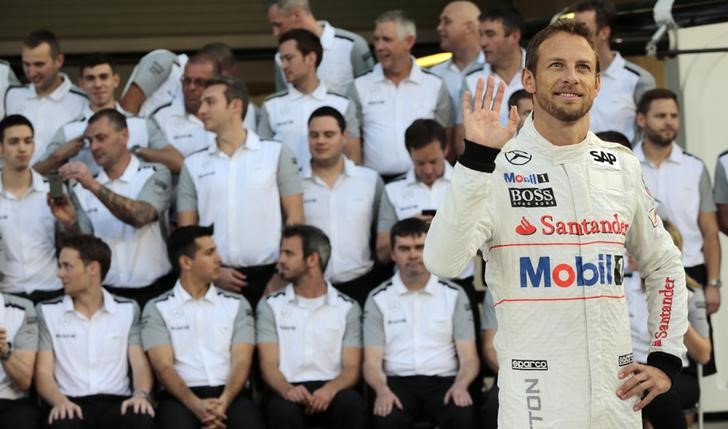 © Reuters. Piloto britânico da equipe McLaren de Fórmula 1 Jenson Button antes do Grande Prêmio de Abu Dhabi