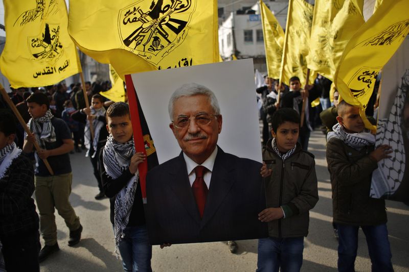 © Reuters. عباس يختار الحرب القانونية بعد انضمام الفلسطينيين للجنائية الدولية