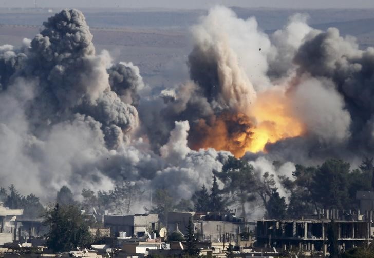 © Reuters. Fumaça se ergue no local de um ataque aéreo, na cidade síria de Kobani, perto da fronteira com a Turquia 