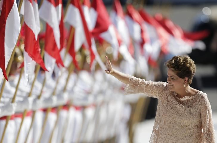 © Reuters. Presidente Dilma Rousseff acena para o público ao chegar no Palácio do Planalto após tomar posse no Congresso, em Brasília
