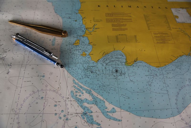 © Reuters. Mapa com possível localização dos destroços de um voo desaparecido da AirAsia é visto dentro de um navio de busca e salvamento no porto de Kumai, no distrito de Pangkalan Bun