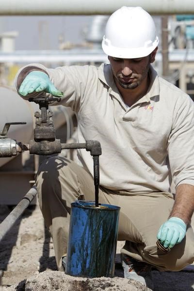 © Reuters. النفط يرتفع اكثر من دولار مدعوما بانخفاض المخزونات الأمريكية وحريق منشأة نفطية