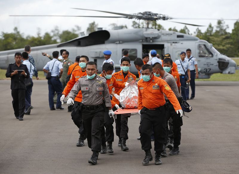 © Reuters. Expertos franceses investigan el accidente del avión de AirAsia