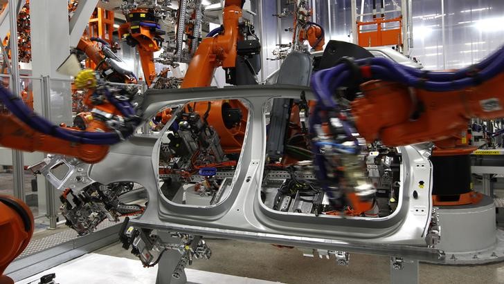 © Reuters. Robots apply black glue on Audi A3 car side parts at production line of German car manufacturer's plant in Ingolstadt