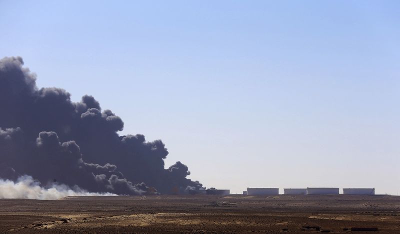 © Reuters. Black smoke billows out of a storage oil tank at the port of Es Sider in Ras Lanuf