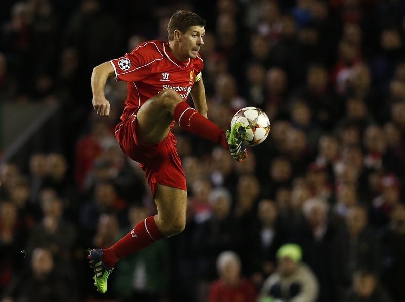 © Reuters. Gerrard, capitán del Liverpool, se irá al extranjero a final de temporada  