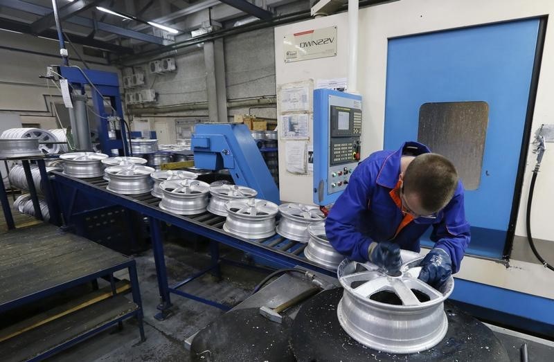 © Reuters. An employee works on a car wheel at a workshop of the SKAD casting and mechanical plant in Divnogorsk