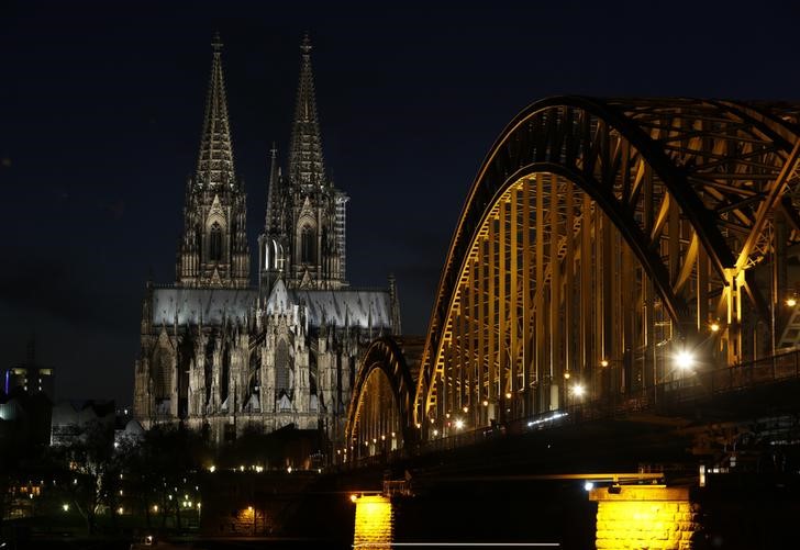 © Reuters. UNESCO World Heritage Cologne Cathedral and the Hohenzollern railway bridge