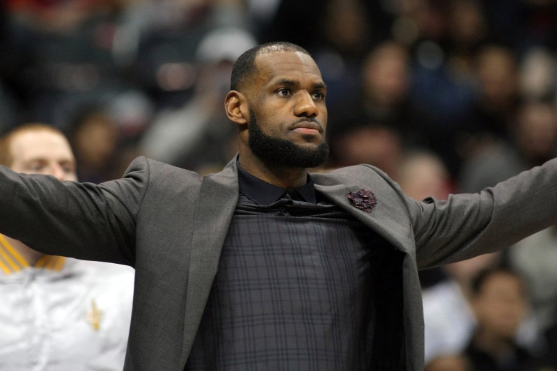 © Reuters. LeBron James estará dos semanas de baja