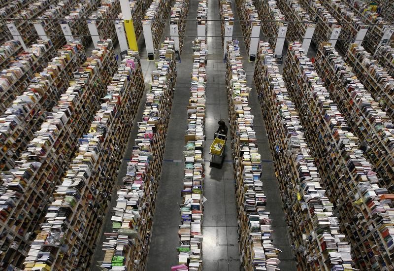 © Reuters. Worker gathers items for delivery at Amazon's distribution center in Phoenix