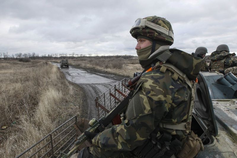 © Reuters. أوكرانيا تعلن عن وفاة أول جندي في 2015 في الصراع مع الانفصاليين