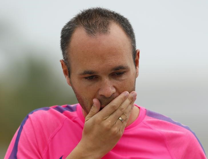 © Reuters. Meia Andrés Iniesta, do Barcelona, chega para entrevista coletiva em centro de treinamento do clube, nos arredores de Barcelona 