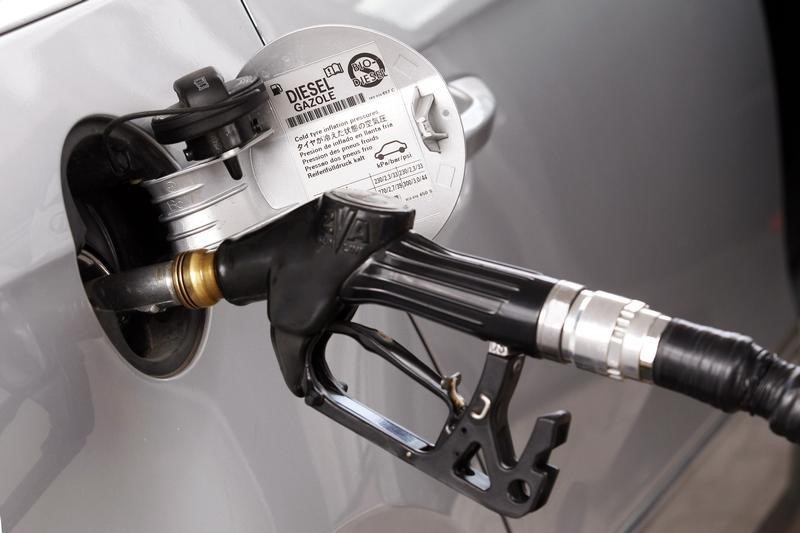 © Reuters. A view shows a petrol nozzle refuelling a car at a petrol station in Viterbo