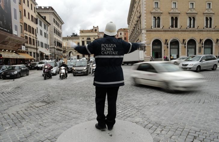 © Reuters. Policeman gestures as he directs traffic in downtown Rome