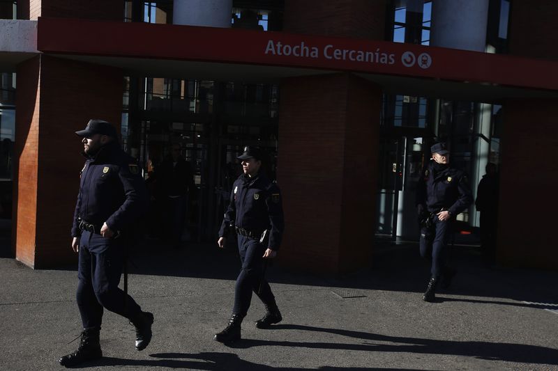 © Reuters. اخلاء محطة قطارات رئيسية في مدريد بعد تهديد كاذب بوجود قنبلة