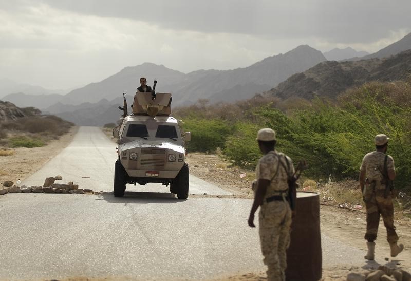 © Reuters. مقتل سبعة في اشتباكات بين قوات من الجيش اليمني ورجال قبائل في مأرب