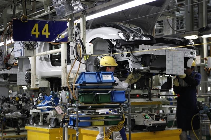 © Reuters. Factory workers assemble a Toyota 86 at Fuji Heavy Industries Ltd's Gunma Main Plant in Ota