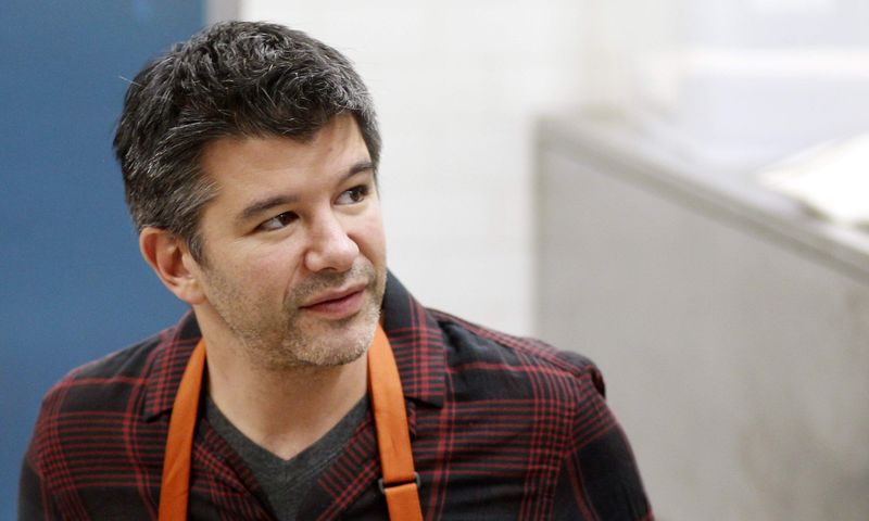 © Reuters. Uber CEO Travis Kalanick works with fourth graders during Cooking Matters, a nutrition class taught by 18 Reasons, a local partner of Share our Strength at Glen Park Elementary School in San Francisco