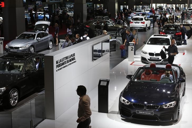 © Reuters. Visitors look at cars displayed at carmaker BMW's showcase on media day at the Paris Mondial de l'Automobile
