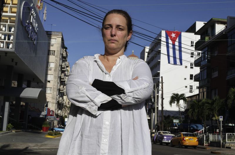 © Reuters. Tania Bruguera posa para foto em Havana