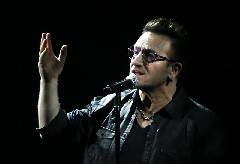 © Reuters. Líder da banda de rock irlandesa U2, Bono, em Berlim