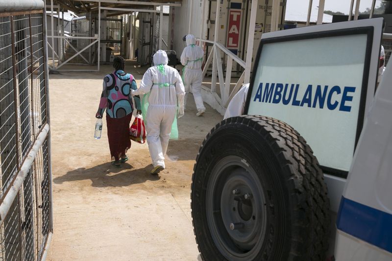 © Reuters. Agente da saúde ampara nova paciente de Ebola em Freetown