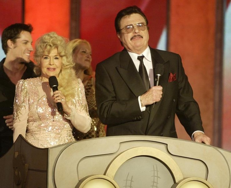 © Reuters. ACTRESS DONNA DOUGLAS AND MAX BAER AT TV LAND AWARDS SHOW.