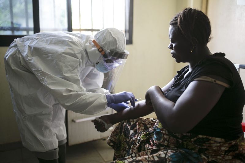 © Reuters. فيروس الإيبولا يبتعد عن ضاحية بسيراليون كانت بؤرة تفش
