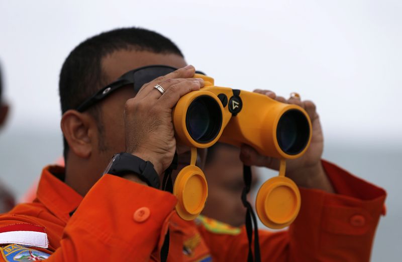 © Reuters. Se encuentran grandes trozos del avión de AirAsia