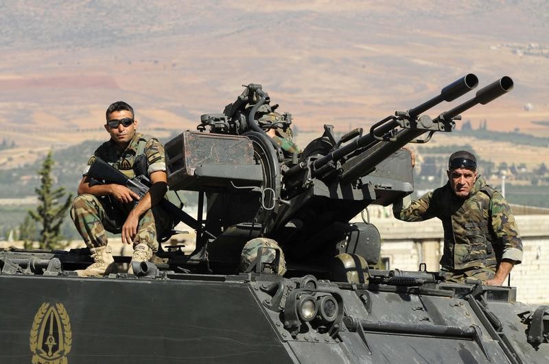 © Reuters. مقابلة-مسؤول أمني كبير:مقاتلون سنة يسعون للسيطرة على قرى حدودية لبنانية